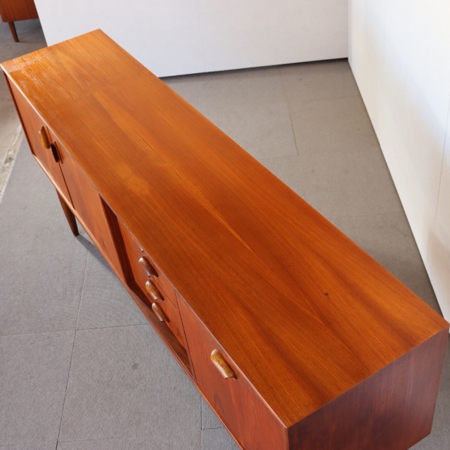 ジープランG-PLANのブラジリアシリーズのサイドボード。深みのあるチーク材の北欧ヴィンテージ。静かな存在感を放つ美しい佇まい。