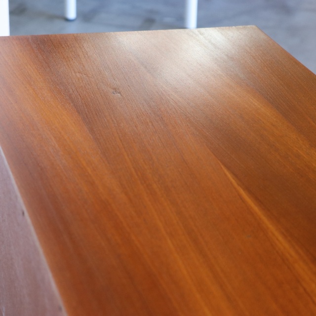 ジープランG-PLANのブラジリアシリーズのサイドボード。深みのあるチーク材の北欧ヴィンテージ。静かな存在感を放つ美しい佇まい。