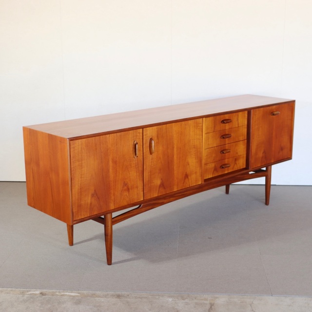 ジープランG-PLANのブラジリアシリーズのサイドボード。深みのあるチーク材の北欧ヴィンテージ。静かな存在感を放つ美しい佇まい。