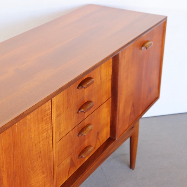 ジープランG-PLANのブラジリアシリーズのサイドボード。深みのあるチーク材の北欧ヴィンテージ。静かな存在感を放つ美しい佇まい。