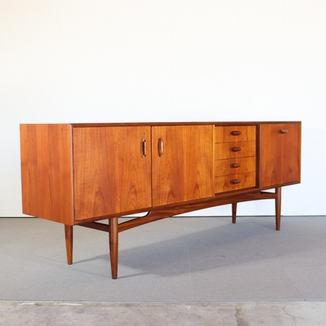 ジープランG-PLANのブラジリアシリーズのサイドボード。深みのあるチーク材の北欧ヴィンテージ。静かな存在感を放つ美しい佇まい。