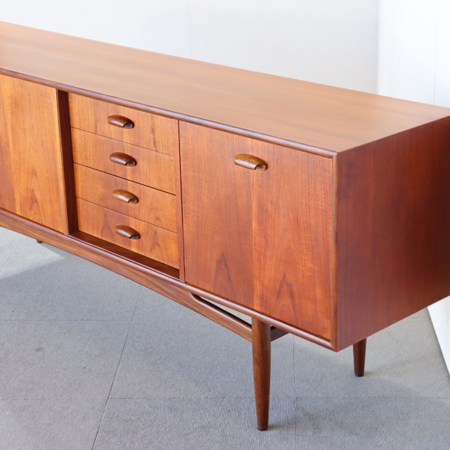 ジープランG-PLANのブラジリアシリーズのサイドボード。深みのあるチーク材の北欧ヴィンテージ。静かな存在感を放つ美しい佇まい。