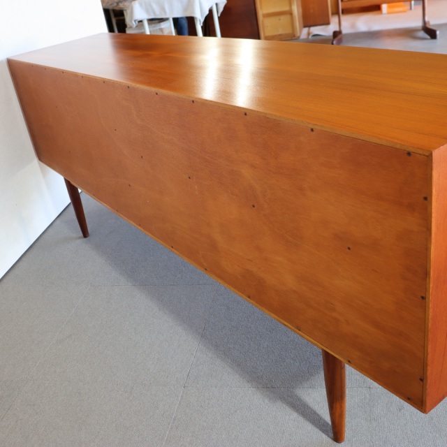 ジープランG-PLANのブラジリアシリーズのサイドボード。深みのあるチーク材の北欧ヴィンテージ。静かな存在感を放つ美しい佇まい。