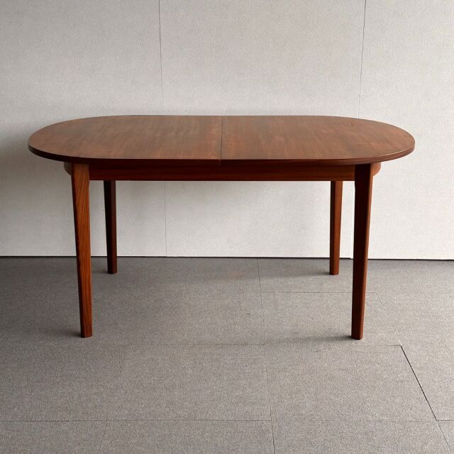 英国ヴィンテージのオーバルダイニングテーブル