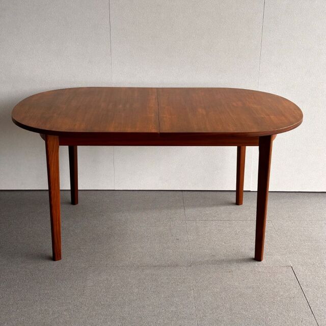 英国ヴィンテージのオーバルダイニングテーブル