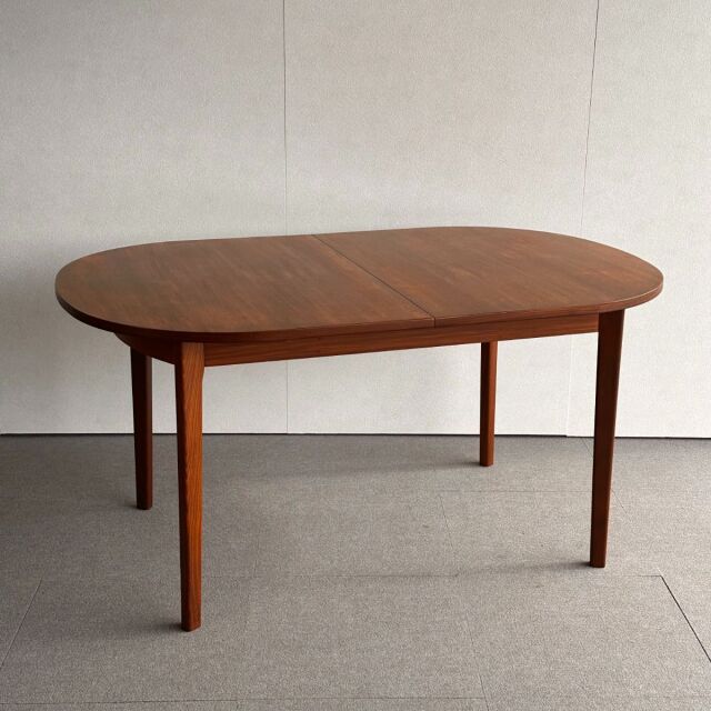 英国ヴィンテージのオーバルダイニングテーブル