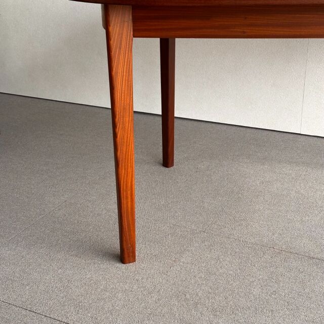 英国ヴィンテージのオーバルダイニングテーブル