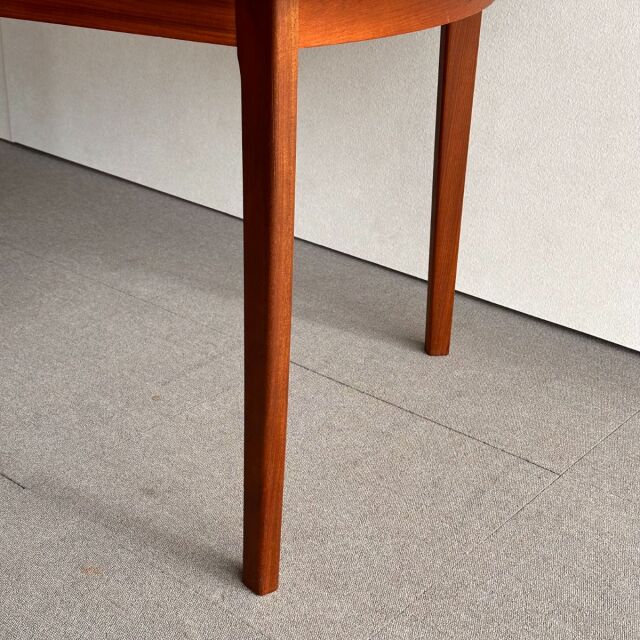 英国ヴィンテージのオーバルダイニングテーブル