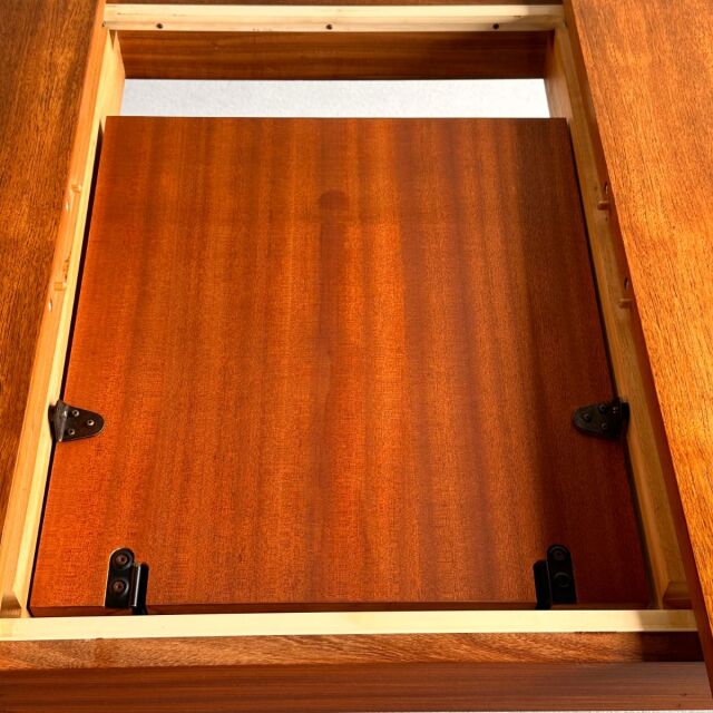 英国ヴィンテージのオーバルダイニングテーブル