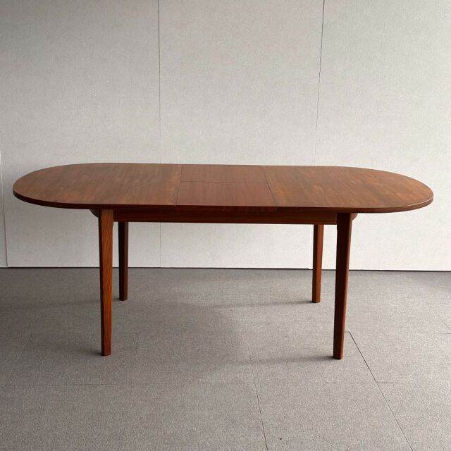 英国ヴィンテージのオーバルダイニングテーブル