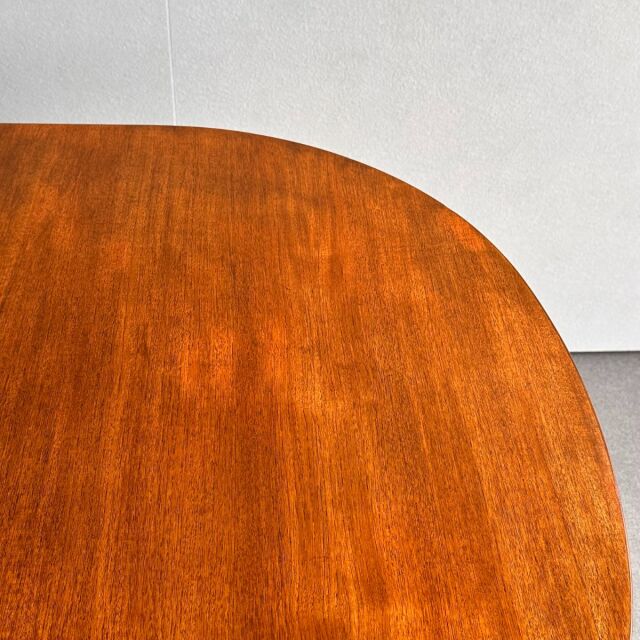 英国ヴィンテージのオーバルダイニングテーブル