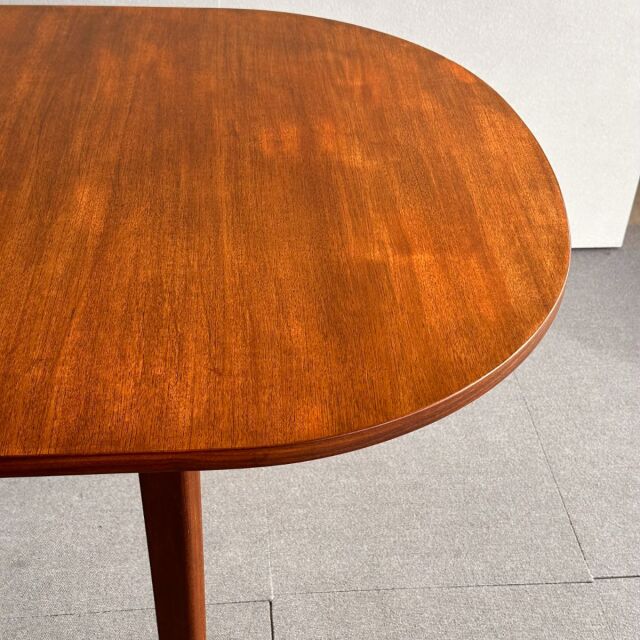 英国ヴィンテージのオーバルダイニングテーブル