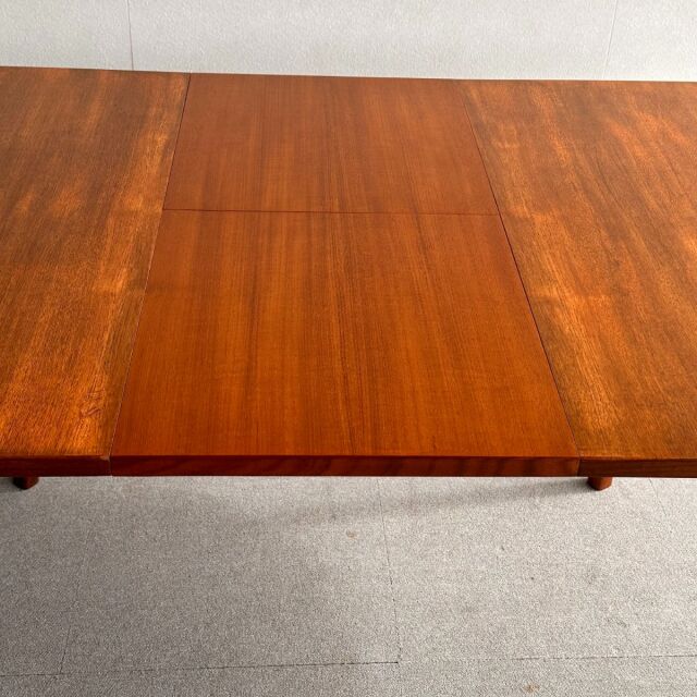 英国ヴィンテージのオーバルダイニングテーブル