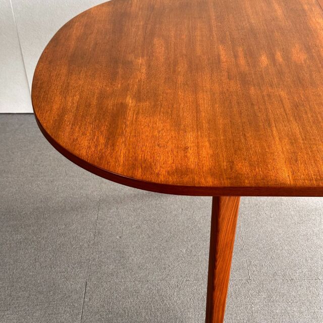 英国ヴィンテージのオーバルダイニングテーブル