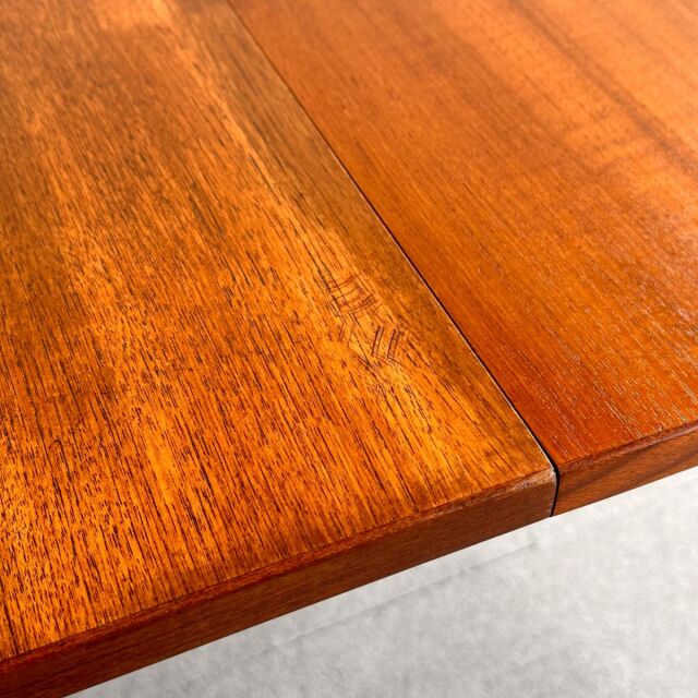 英国ヴィンテージのオーバルダイニングテーブル