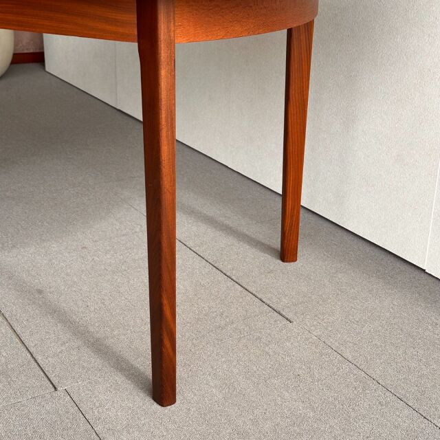 英国ヴィンテージのオーバルダイニングテーブル