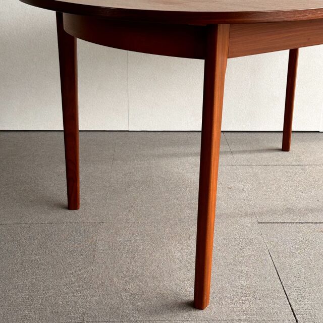 英国ヴィンテージのオーバルダイニングテーブル