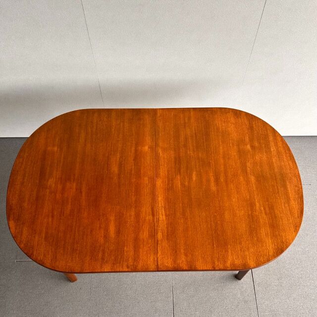英国ヴィンテージのオーバルダイニングテーブル