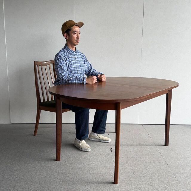 英国ヴィンテージのオーバルダイニングテーブル