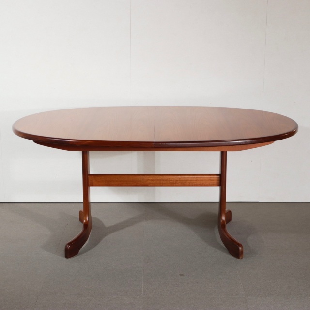 ジープランG-PLANのオーバル型ダイニングテーブル。チーク材の木目が美しい北欧ヴィンテージ。しっかりとメンテナンスされた上質な一台。