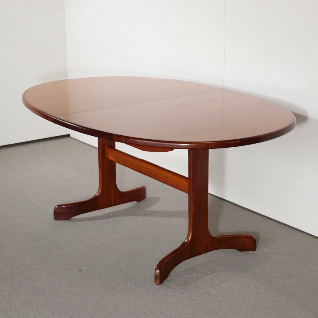 ジープランG-PLANのオーバル型ダイニングテーブル。チーク材の木目が美しい北欧ヴィンテージ。しっかりとメンテナンスされた上質な一台。