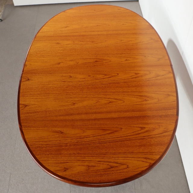 ジープランG-PLANのオーバル型ダイニングテーブル。チーク材の木目が美しい北欧ヴィンテージ。しっかりとメンテナンスされた上質な一台。