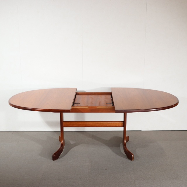 ジープランG-PLANのオーバル型ダイニングテーブル。チーク材の木目が美しい北欧ヴィンテージ。しっかりとメンテナンスされた上質な一台。