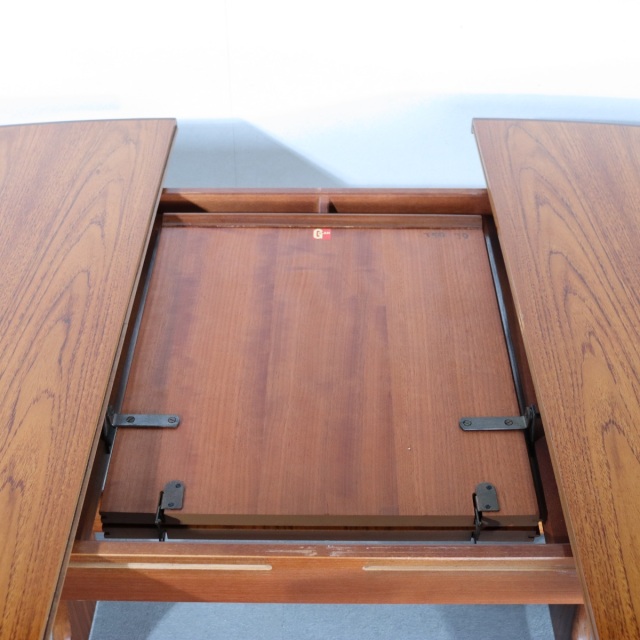 ジープランG-PLANのオーバル型ダイニングテーブル。チーク材の木目が美しい北欧ヴィンテージ。しっかりとメンテナンスされた上質な一台。