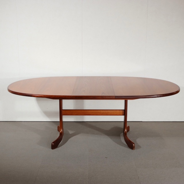 ジープランG-PLANのオーバル型ダイニングテーブル。チーク材の木目が美しい北欧ヴィンテージ。しっかりとメンテナンスされた上質な一台。