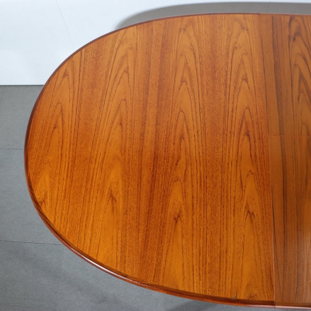 ジープランG-PLANのオーバル型ダイニングテーブル。チーク材の木目が美しい北欧ヴィンテージ。しっかりとメンテナンスされた上質な一台。
