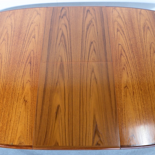 ジープランG-PLANのオーバル型ダイニングテーブル。チーク材の木目が美しい北欧ヴィンテージ。しっかりとメンテナンスされた上質な一台。