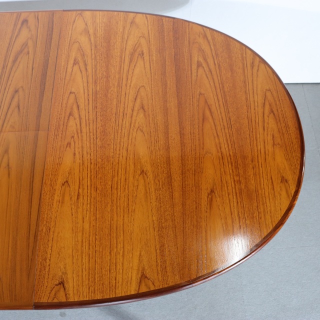 ジープランG-PLANのオーバル型ダイニングテーブル。チーク材の木目が美しい北欧ヴィンテージ。しっかりとメンテナンスされた上質な一台。