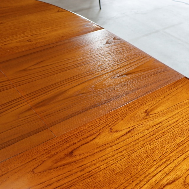 ジープランG-PLANのオーバル型ダイニングテーブル。チーク材の木目が美しい北欧ヴィンテージ。しっかりとメンテナンスされた上質な一台。