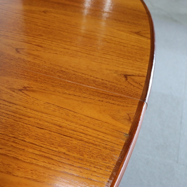 ジープランG-PLANのオーバル型ダイニングテーブル。チーク材の木目が美しい北欧ヴィンテージ。しっかりとメンテナンスされた上質な一台。