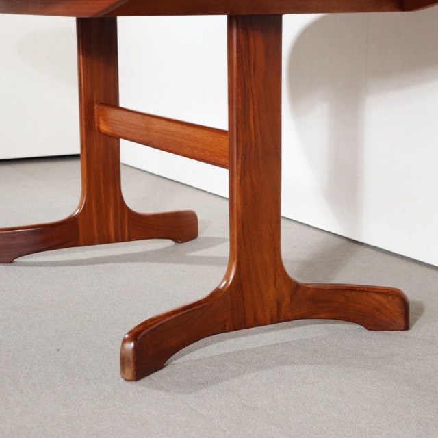 ジープランG-PLANのオーバル型ダイニングテーブル。チーク材の木目が美しい北欧ヴィンテージ。しっかりとメンテナンスされた上質な一台。