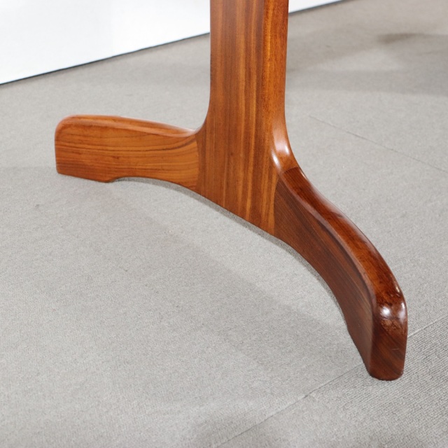 ジープランG-PLANのオーバル型ダイニングテーブル。チーク材の木目が美しい北欧ヴィンテージ。しっかりとメンテナンスされた上質な一台。