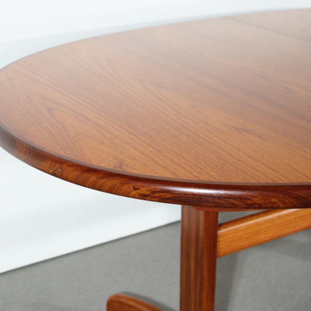 ジープランG-PLANのオーバル型ダイニングテーブル。チーク材の木目が美しい北欧ヴィンテージ。しっかりとメンテナンスされた上質な一台。