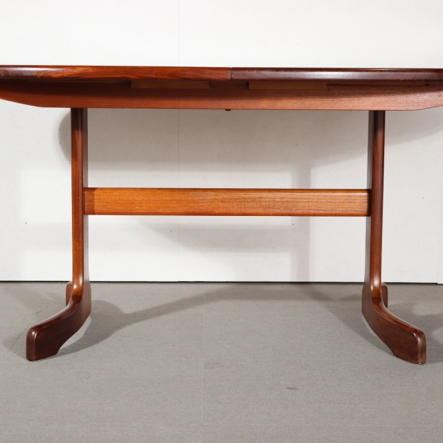 ジープランG-PLANのオーバル型ダイニングテーブル。チーク材の木目が美しい北欧ヴィンテージ。しっかりとメンテナンスされた上質な一台。