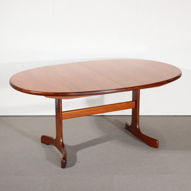 ジープランG-PLANのオーバル型ダイニングテーブル。チーク材の木目が美しい北欧ヴィンテージ。しっかりとメンテナンスされた上質な一台。