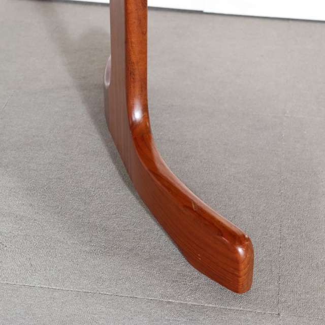 ジープランG-PLANのオーバル型ダイニングテーブル。チーク材の木目が美しい北欧ヴィンテージ。しっかりとメンテナンスされた上質な一台。