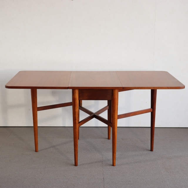 オースティンスイートAustinsuiteのダイニングテーブル