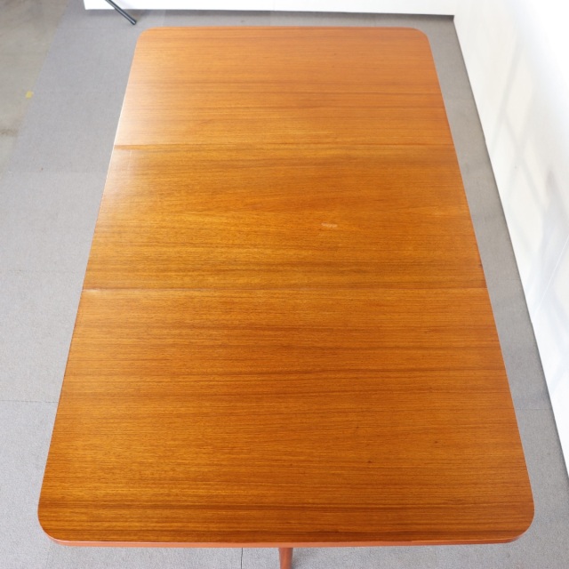 オースティンスイートAustinsuiteのダイニングテーブル