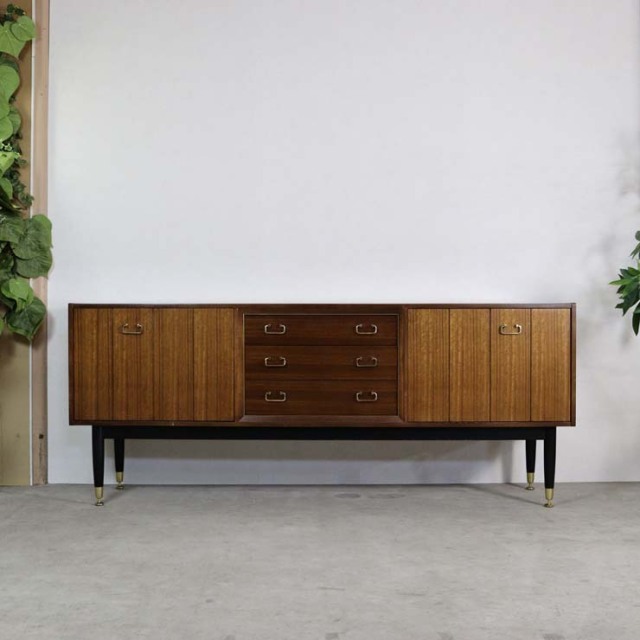 脚は黒のサイドボード、真ん中には引き出し三段、両側は扉、23176