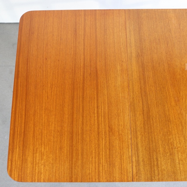 オースティンスイートAustinsuiteのダイニングテーブル