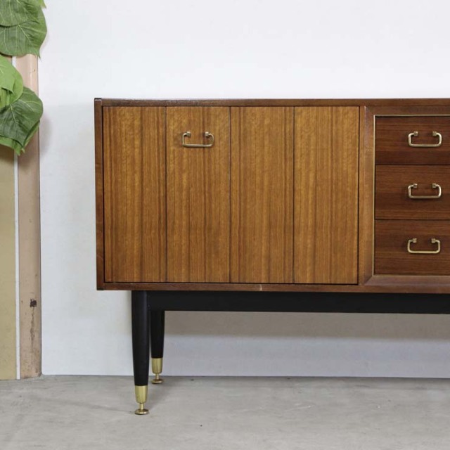 脚は黒のサイドボード、真ん中には引き出し三段、両側は扉、23176