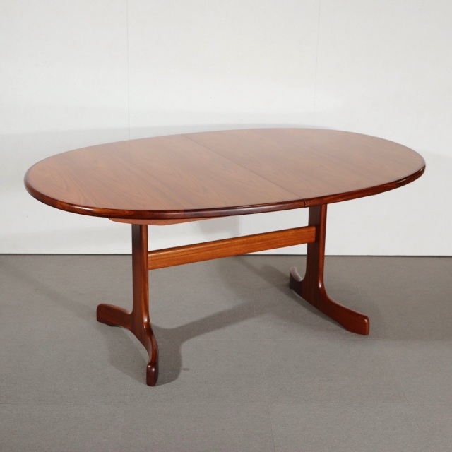 ジープランG-PLANのオーバル型ダイニングテーブル。チーク材の木目が美しい北欧ヴィンテージ。しっかりとメンテナンスされた上質な一台。