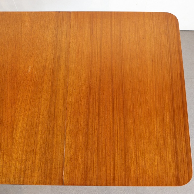 オースティンスイートAustinsuiteのダイニングテーブル