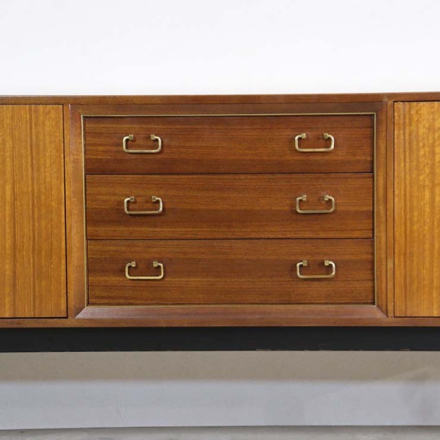 脚は黒のサイドボード、真ん中には引き出し三段、両側は扉、23176