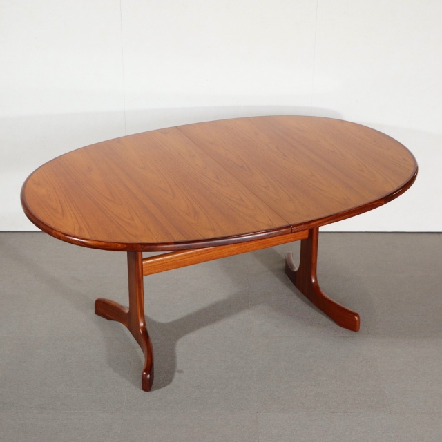 ジープランG-PLANのオーバル型ダイニングテーブル。チーク材の木目が美しい北欧ヴィンテージ。しっかりとメンテナンスされた上質な一台。