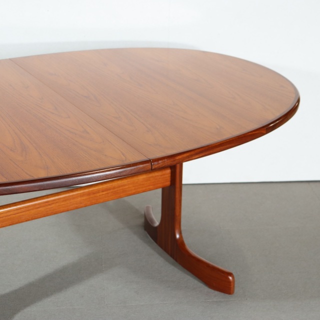 ジープランG-PLANのオーバル型ダイニングテーブル。チーク材の木目が美しい北欧ヴィンテージ。しっかりとメンテナンスされた上質な一台。